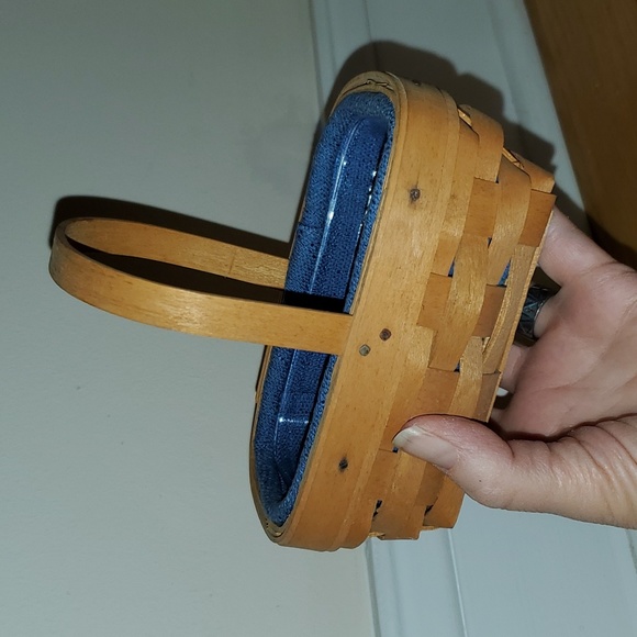 Longaberger basket with plastic & cloth liner - Picture 10 of 10